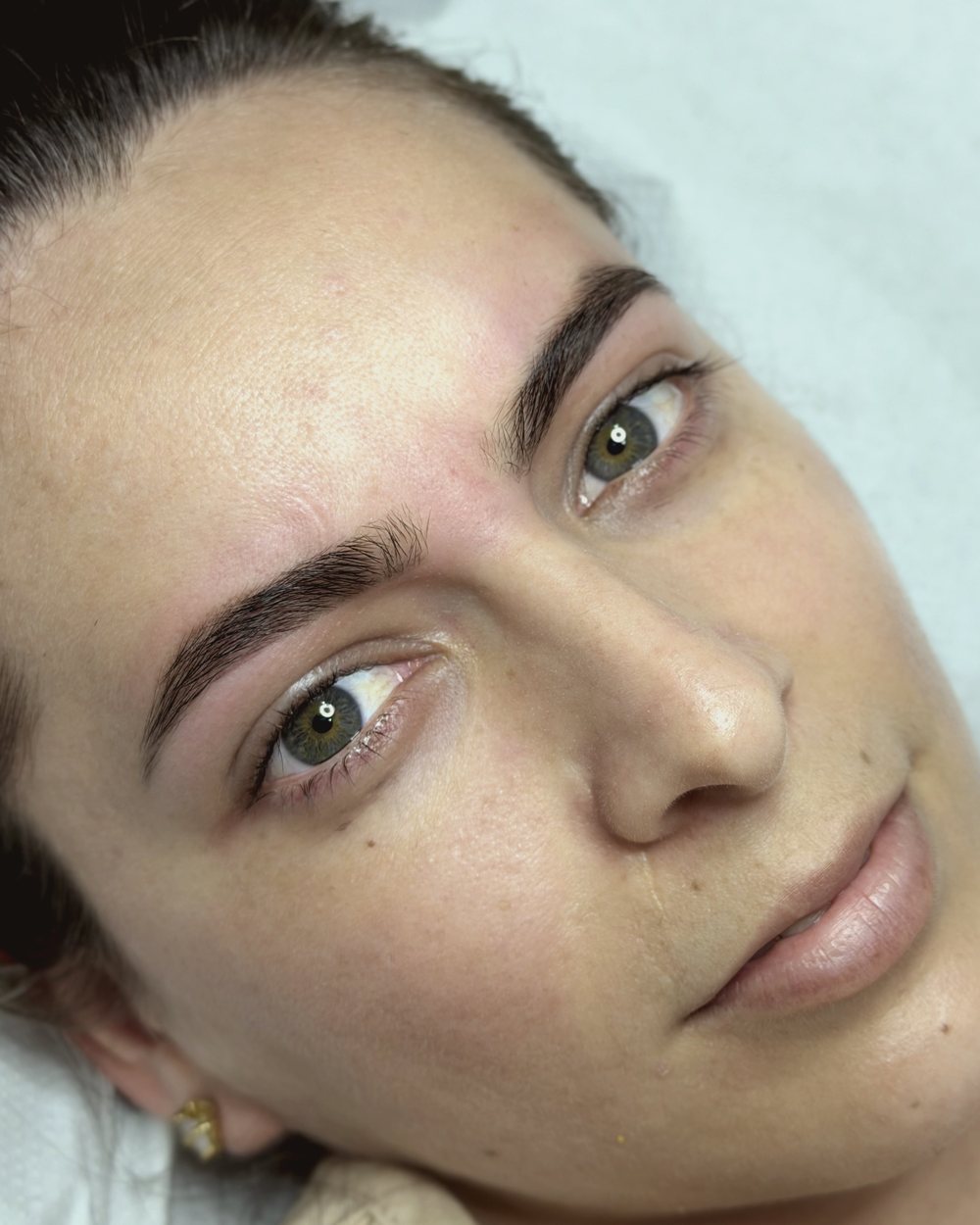 Mirada con pestañas y cejas naturales