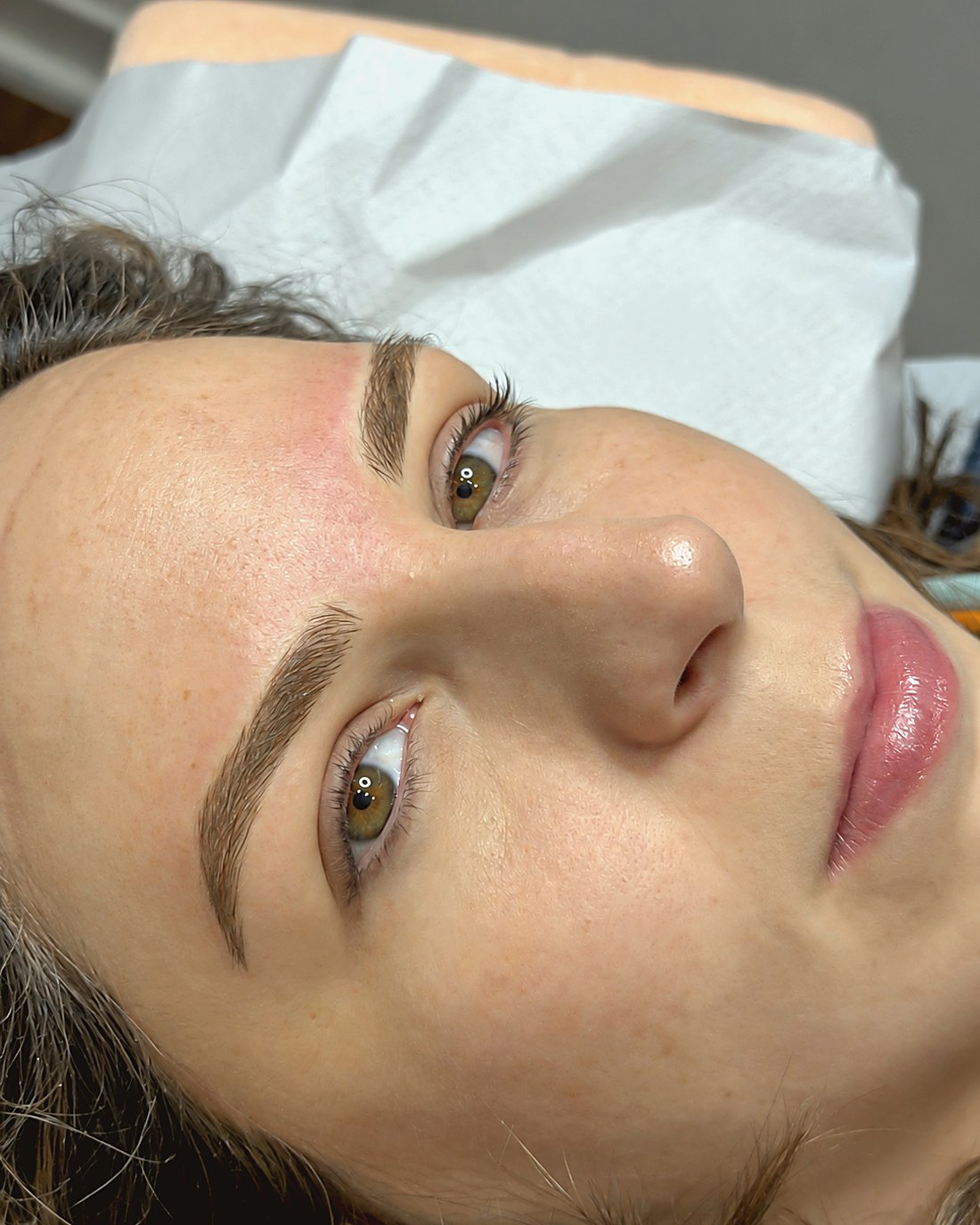 Diseño de cejas natural