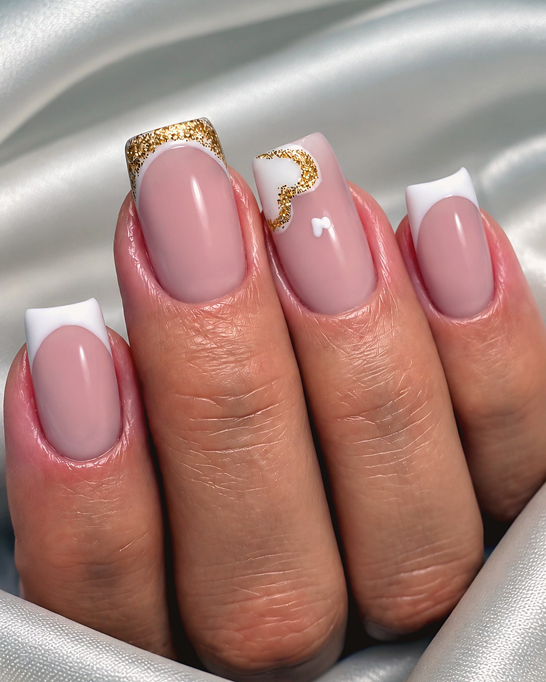 Manicura nude con detalle en dorado