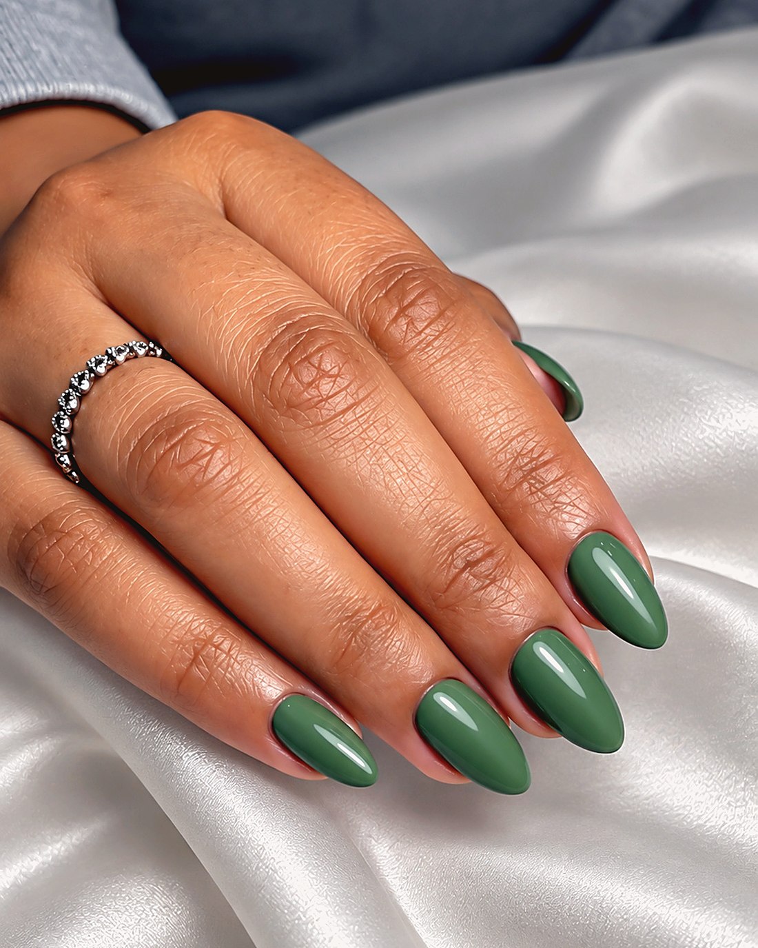 Manicura en tono verde