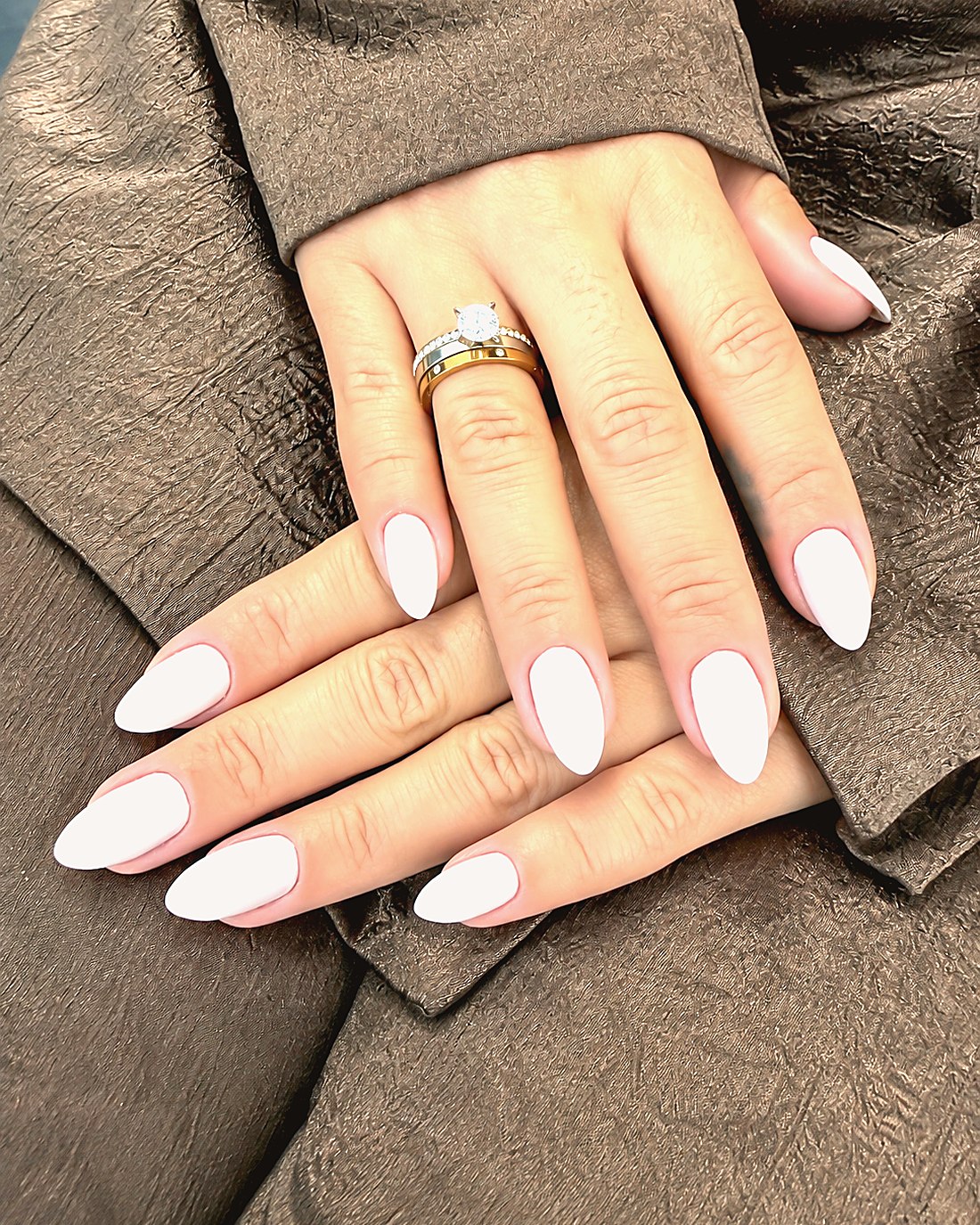 Manicura blanco brillante