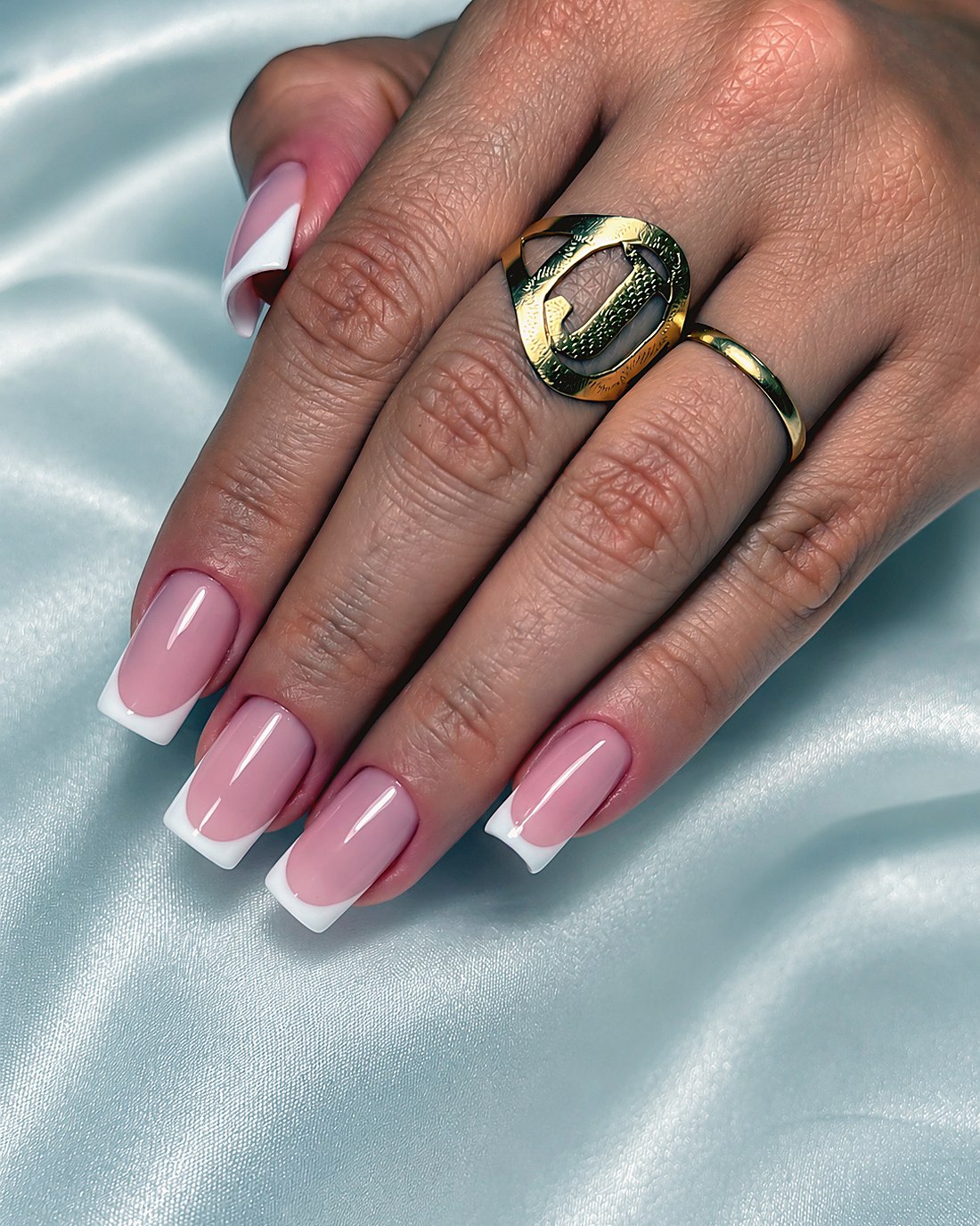 Manicura francesa con anillo dorado
