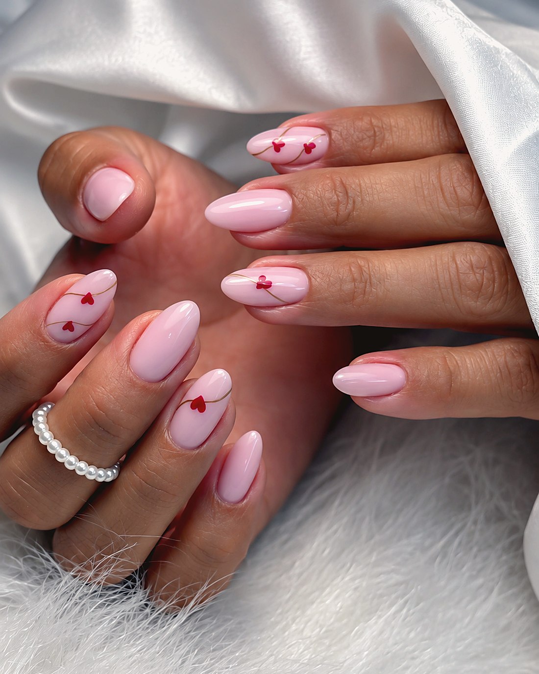 Manicura rosa con corazones