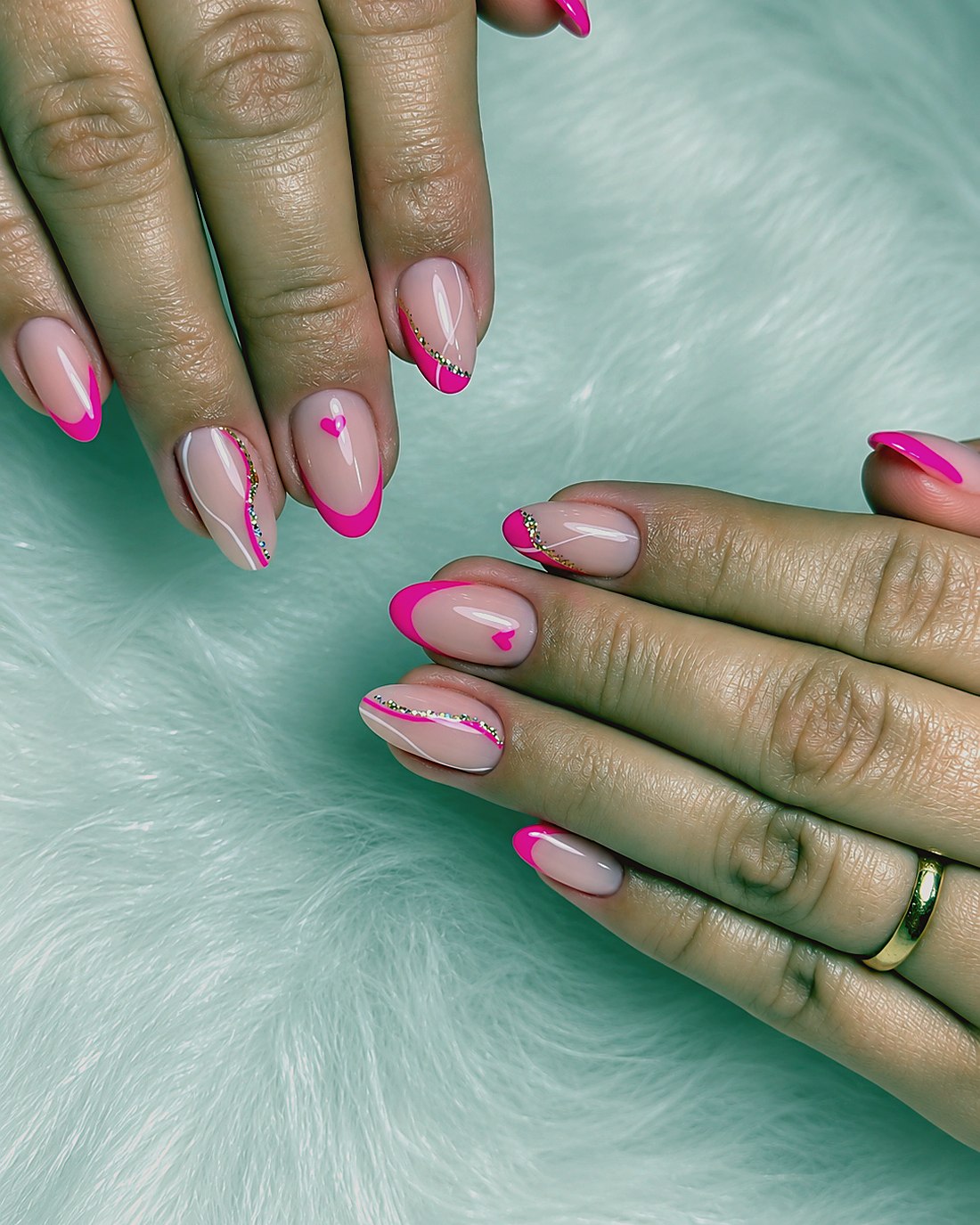 Manicura rosa neón con nail art
